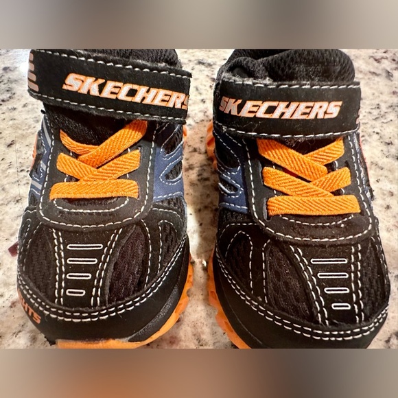 Baby sneakers size 5 - Picture 2 of 4